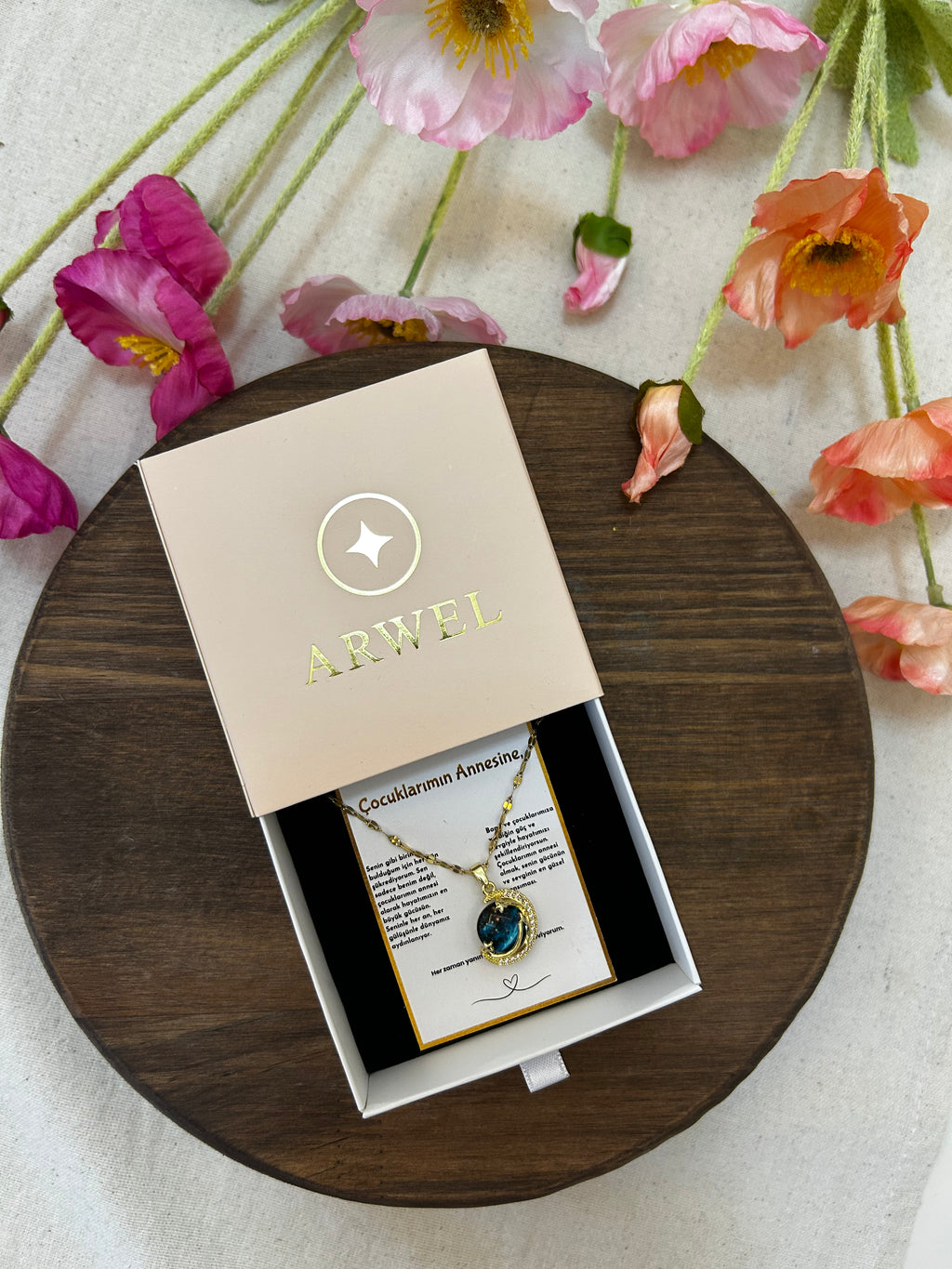 '' Çocuklarımın Annesine '' Gezegen Taşlı Kolye Duygusal Not + Hediye Kutusu