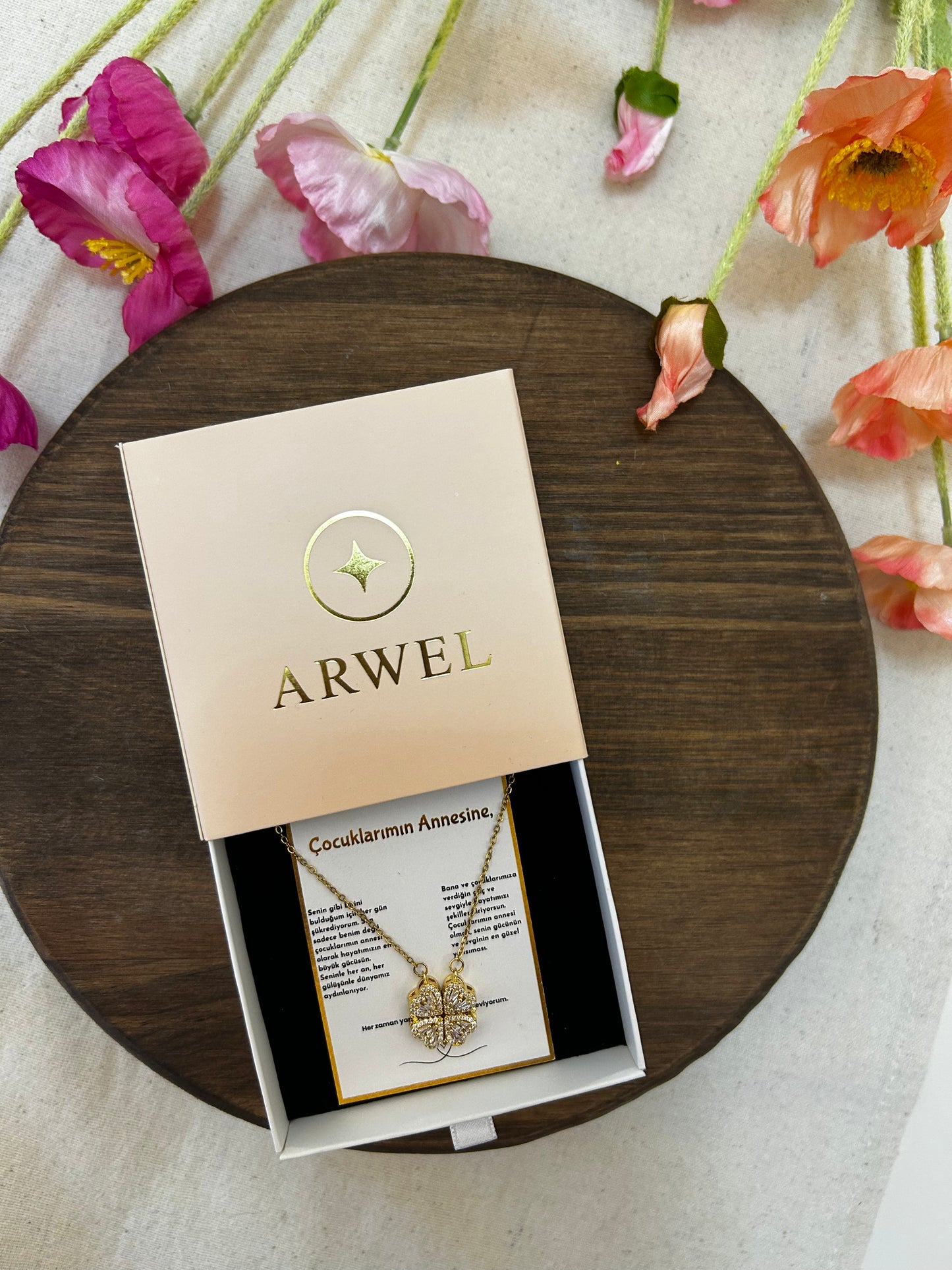 '' Çocuklarımın Annesine '' Yonca Kolye Duygusal Not + Hediye Kutusu